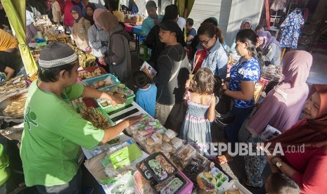 Sejumlah warga muslim memilih beraneka makanan dan minuman untuk berbuka puasa di lingkungan Wanasari, Denpasar, Kamis (17/5).