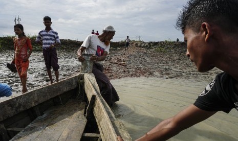 Sejumlah warga muslim Rohingya bersiap menaiki sampan saat meninggalkan Thandawli, kamp pengungsian internal Sittwe, negara bagian Rakhine, Myanmar, Sabtu (2/9). 