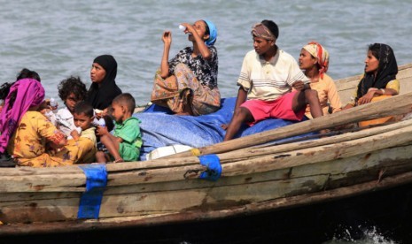   Sejumlah warga muslim Rohingya naik perahu menyeberangi sungai Naf, untuk melintasi perbatasan dari wilayah Myanmar ke Bangladesh, di kota Teknaf sebelah Selatan Bangladesh  . (Reuters)