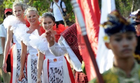   Sejumlah warga negara asing ikut berpartisipasi dalam acara Nusa Dua Fiesta di Peninsula, Nusa Dua, Bali, Jumat (2/11).   (Republika/Aditya Pradana Putra)