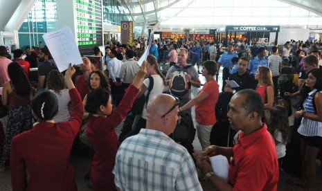 Sejumlah warga negara asing menunggu kejelasan penerbangannya di Terminal Internasional Bandara Ngurah Rai, Denpasar, Rabu (22/7).   (Antara/Nyoman Budhiana)