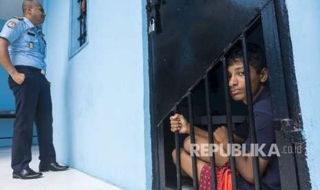 Sejumlah warga negara Bangladesh berada di dalam Rumah Detensi Imigrasi (Rudenim) Pekanbaru, Riau, Rabu (8/8). 