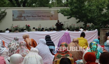 Sejumlah warga negara Indonesia melaksanakan shalat Idul Fitri 1442 H, di halaman Wisma Duta KBRI Beijing, China, Kamis (13/5/2021). Asosiasi Islam China (CIA) menetapkan 1 Syawal 1442 Hijriah bertepatan dengan tanggal 13 Mei 2021. 