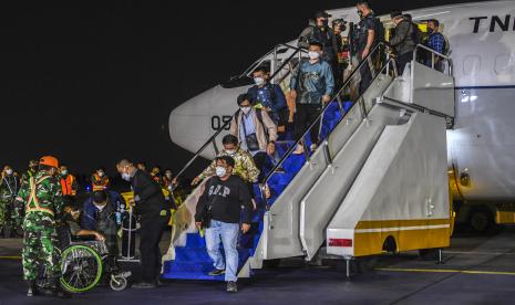 Sejumlah warga negara indonesia (WNI) yang dievakuasi dari Afghanistan tiba di Bandara Halim Perdanakusuma, Jakarta, Sabtu (21/8/2021) dini hari. Pemerintah Indonesia berhasil mengevakuasi 26 WNI dari Afghanistan yang sedang dilanda krisis keamanan setelah pengambilalihan kekuasaan oleh kelompok Taliban. 