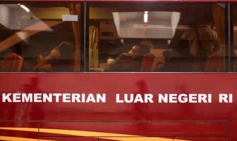 Sejumlah Warga Negara Indonesia (WNI) yang dievakuasi dari Ukraina berada di dalam bus setibanya di Terminal 2 Bandara Internasional Soekarno Hatta, Tangerang, Banten.