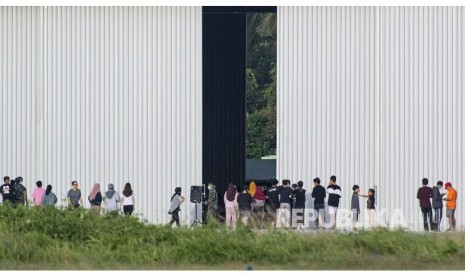 Sejumlah Warga Negara Indonesia (WNI) yang dievakuasi dari Wuhan, Hubei, China beraktivitas di Hanggar Pangkalan Udara TNI AU Raden Sadjad, Ranai, Natuna, Kepulauan Riau, Kamis (6/2/2020).