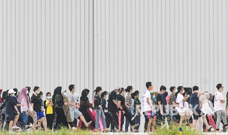 Sejumlah Warga Negara Indonesia (WNI) yang dievakuasi dari Wuhan, Hubei, China melakukan senam bersama prajurit TNI pada hari kesembilan di Hanggar Pangkalan Udara TNI AU Raden Sadjad, Ranai, Natuna, Kepulauan Riau, Senin (10/2/2020).