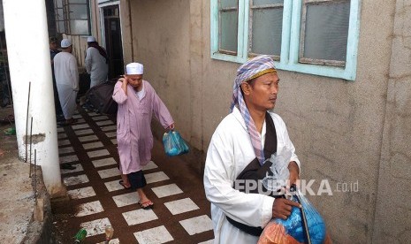 Sejumlah Warga Negara Indonesia (WNI) yang tergabung dalam jamaah tablig berdoa bersama sebelum dievakuasi dari Marawi City, Provinsi Lanao del Sur di Pulau Mindanao, Filipina, Kamis (1/6).