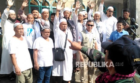 Sejumlah Warga Negara Indonesia (WNI) yang tergabung dalam jamaah tablig berdoa bersama sebelum dievakuasi dari Marawi City, Provinsi Lanao del Sur di Pulau Mindanao, Filipina, Kamis (1/6).