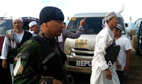 Sejumlah Warga Negara Indonesia (WNI) yang tergabung dalam jamaah tablig bersiap dievakuasi dengan pengawalan Angkatan Bersenjata Filipina dari Marawi City, Provinsi Lanao del Sur di Pulau Mindanao, Filipina, Kamis (1/6).