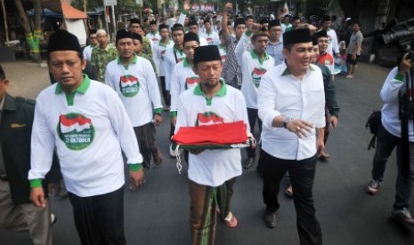 Sejumlah warga Nu melakukan pawai di kawasan Jalan Wahidin, Pekalongan, Jawa Tengah, Selasa (20/10). 