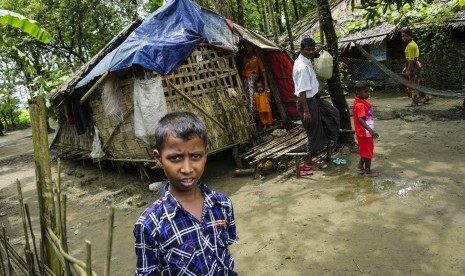 Sejumlah warga Rohingya beraktivitas di kamp pengungsian internal Sittwe, negara bagian Rakhine, Myanmar, Minggu (3/9).