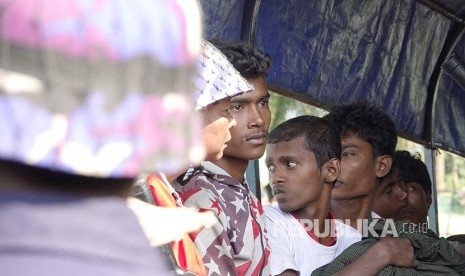 Sejumlah warga Rohingya menunggu di truk Polisi Myanmar untuk dibawa kembali menuju penampungan sementara yang didirika pemerintah di Desa ManSi dekat Sittwe, Negara Bagian Rakhinne, Myanmar, Rabu (21/11). 