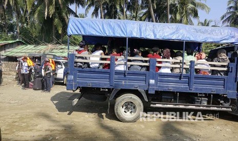 Sejumlah warga Rohingya menunggu di truk Polisi Myanmar untuk dibawa kembali menuju penampungan sementara yang didirika pemerintah di Desa ManSi dekat Sittwe, Negara Bagian Rakhinne, Myanmar, Rabu (21/11). 