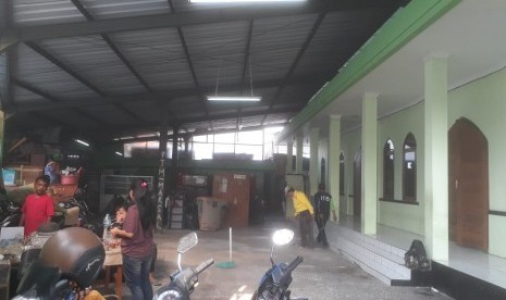 Sejumlah warga RW 11, Tamansari, Kota Bandung memilih bertahan di Masjid disekitar lokasi pembongkaran bangunan yang akan dipakai rumah deret, Jumat (13/12).