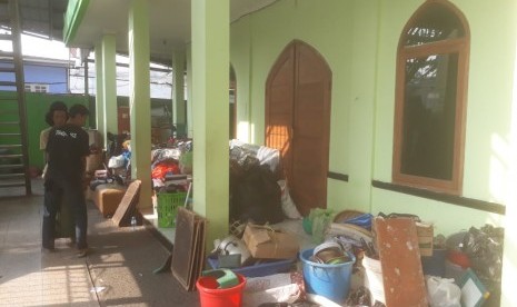 Sejumlah warga RW 11, Tamansari, Kota Bandung memilih bertahan di Masjid disekitar lokasi pembongkaran bangunan yang akan dipakai rumah deret, Jumat (13/12).