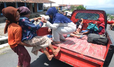 Sejumlah warga saling membantu saat proses evakuasi lansia di Stabelan, Tlogolele, Selo, Boyolali, Jawa Tengah, Senin (9/11/2020). Proses evakuasi dilakukan bagi warga lansia, ibu hamil dan anak-anak yang tinggal di Kawasan Rawan Bencana (KRB) III desa Tlogolele yaitu dukuh Stabelan, Takeran dan Mbelang.