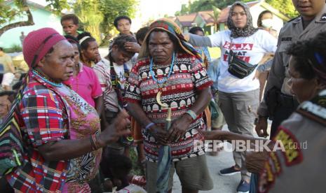 Sejumlah warga sipil menaiki bus milik PT Freeport Indonesia saat evakuasi di perkampungan Distrik Tembagapura, Kabupaten Mimika, Papua, Jumat (6/3/2020).