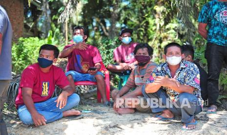 Sejumlah warga Suku Anak Dalam menunggu giliran pemeriksaan kesehatan saat vaksinasi COVID-19 massal dosis pertama di Kantor Pemerintah Desa Sungai Dayo, Bahar Utara, Muarojambi, Jambi, Kamis (12/8/2021). Pemberian vaksin bagi sejumlah warga kepada sekitar 40 kepala keluarga Suku Anak Dalam di desa yang berjarak sekitar 100 kilometer dari pusat Pemerintah Kabupaten Muarojambi itu bertujuan menghambat perluasan sebaran virus dan sekaligus memperluas jangkauan vaksinasi hingga ke pelosok. 