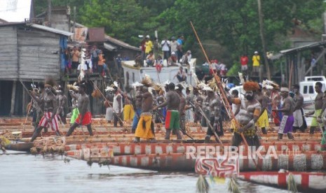 Sejumlah warga suku Asmat berada di atas perahu ketika berlangsungnya atraksi perahu adat asli suku Asmat (Ilustrasi)