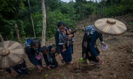 Residents of the Bedouin Tribe in Ciboleger, Lebak, Banten. Three Bedouins were bitten by a venomous snake.