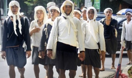 Sejumlah warga suku Baduy Dalam berjalan kaki dari Ciboleger (Kabupaten Lebak) menuju Kantor Gubernur Banten di Serang untuk mengikuti upacara Seba Baduy, Sabtu (21/4). Tradisi tersebut merupakan bentuk komunikasi dan silaturahim mereka dengan pemimpin pemerintahan, yang mereka lakukan setiap tahun setelah musim panen. 