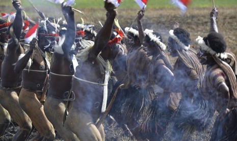 Sejumlah warga suku pedalaman Papua menampilkan tarian tradisional pada acara Festival Budaya Lembah Baliem di Distrik Wosilimo, Kabupaten Jayawijaya, Papua