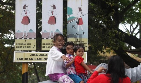 Sejumlah warga tengah berlibur di tempat rekreasi Taman Lalu-Lintas, Bandung, Jumat (9/8).   (Republika/Adhi Wicaksono)