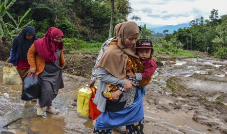 Sejumlah warga terdampak banjir bandang mengungsi di Kampung Cileles, Desa Cintamanik, Kecamatan Karang Tengah, Kabupaten Garut, Jawa Barat, Ahad (28/11/2021). Ratusan warga terdampak banjir bandang dan longsor mengungsi di posko pengungsian.