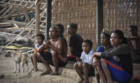 Sejumlah warga terdampak gempa bumi duduk di teras rumah kayu di Dusun Tereng Tepus, Desa Sukadana, Kecamatan Bayan, Lombok Utara, NTB, Jumat (17/8). Sebagian warga yang terdampak gempa dan bermukim di atas bukit di wilayah Lombok Utara hingga saat ini belum mendapatkan bantuan karena terkendala akses jalan untuk membawa logistik ke lokasi tersebut. 