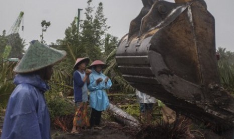 Sejumlah warga terdampak pembangunan bandara berusaha bertahan saat proses penyiapan lahan pembangunan bandara New Yogyakarta International Airport (NYIA), Temon, Kulonprogo, DI Yogyakarta, Senin (27/11). 