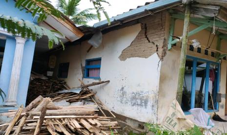 Sejumlah warga terdampak pergerakan tanah di Desa Bojongsari, Kecamatan Gunungtanjung, Kabupaten Tasikmalaya, masih mengungsi akibat pergerakan tanah yang terjadi di wilayah itu. Rumah mereka mengalami kerusakan akibat pergerakan tanah tersebut.