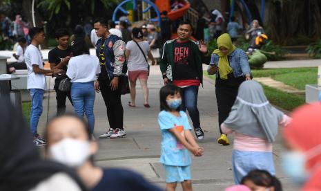 Sejumlah warga tidak mengenakan masker saat berkunjung ke Taman Lapangan Banteng, Jakarta, Ahad (6/2/2022). Satgas Covid-19 menyoroti masyarakat yang masih meremehkan penyebaran Covid-19.