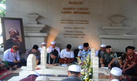 Sejumlah warga, ulama, dan unsur Forum Komunikasi Pimpinan Daerah (Forkopimda) Kota Bogor mengikuti peringatan Haul Raden Saleh ke-142 di Makam Raden Saleh Sjarif Bustaman, Kelurahan Empang, Kota Bogor, Jawa Barat, Rabu (8/6/2022). Peringatan haul maestro lukis Indonesia dan pahlawan nasional Raden Saleh tersebut diisi dengan kegiatan zikir, doa bersama, dan pengajian akbar. 