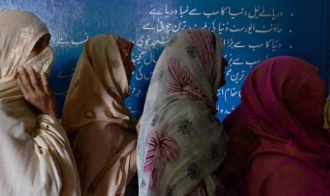 Sejumlah warga wanita antri di tempat pemungutan suara di Peshawar. Pakistan pada Sabtu (11/5/2013) menggelar pemilu nasional.