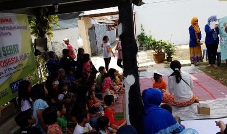 Sejumlah warga yang didominasi anak-anak antusias mengikuti kampanye gigi sehat di Cijantung, Jakarta Timur, Ahad (30/10).