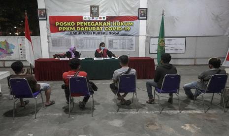 Sejumlah warga yang melanggar PPKM darurat menjalani sidang di Pos Satgas Penanganan COVID-19 Kabupaten Purbalingga, Jateng, Rabu (7/7/2021). Tujuh orang pelanggar aturan PPKM darurat yang terjaring razia Tim Patroli dan Pengawas PPKM darurat Kabupaten Purbalingga, menjalani sidang tindak pidana ringan dengan diberi sanksi administrasi membayar denda antara Rp250 ribu hingga Rp300 ribu atau subsider satu hari kurungan.