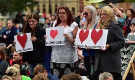 Sejumlah warga yang menghadiri acara do'a bersama di lapangan Federation Square Melbourne.