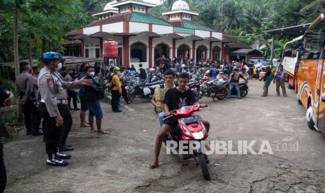 Sejumlah warga yang sempat ditahan polisi tiba di halaman masjid Desa Wadas, Bener, Purworejo, Jawa Tengah, Rabu (9/2/2022). Sebanyak 64 warga Desa Wadas dibebaskan oleh pihak kepolisian terkait aksi penolakan pembangunan Bendungan Bener. 