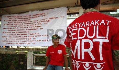   Sejumlah warga yang tergabung dalam Masyarakat Peduli MRT melakukan aksi di halte Pasar Cipete, Fatmawati, Jakarta Selatan, Jumat (3/5).  (Republika/ Yasin Habibi)