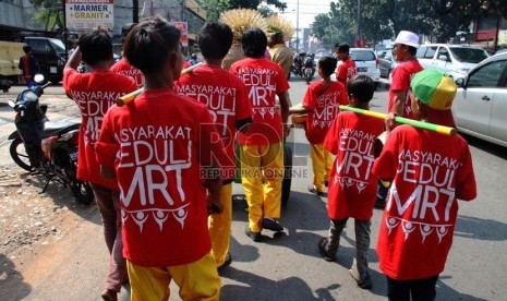   Sejumlah warga yang tergabung dalam Masyarakat Peduli MRT melakukan aksi di halte Pasar Cipete, Fatmawati, Jakarta Selatan, Jumat (3/5).  (Republika/ Yasin Habibi)