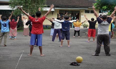 Sejumlah warga yang terkonfirmasi positif COVID-19 melakukan kegiatan luar ruangan, di lokasi karantina Balai Diklat Baturraden, Banyumas, Jateng, Selasa (18/5/2021). Selain melakukan karantina warga yang terkonfirmasi positif COVID-19 di dua lokasi, Satgas COVID-19 Kabupaten Banyumas, juga melakukan pembatasan mikro ditingkat RT yang menjadi klaster penyebaran COVID-19, usai ditemukan sejumlah klaster baru dibeberapa desa pasca Lebaran.