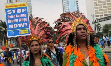 Sejumlah waria turut dalam aksi unjuk rasa Hari Buruh Internasional di Jakarta, Rabu (1/5).