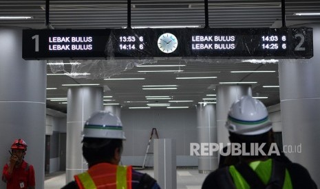 Sejumlah wartawan dan pekerja berada di Stasiun Mass Rapid Transit (MRT) Bundaran HI, Jakarta, Rabu (30/1/2019). 