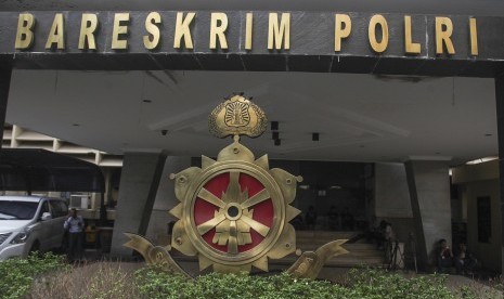 Sejumlah wartawan melakukan aktivitas di halaman gedung Bareskrim Polri, Jakarta, Selasa (12/4). 