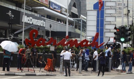 Sejumlah wartawan melakukan peliputan pasca penyerangan teroris di pos polisi dan sejumlah gedung di Sarinah Thamrin Jakarta, Jumat (15/1). 