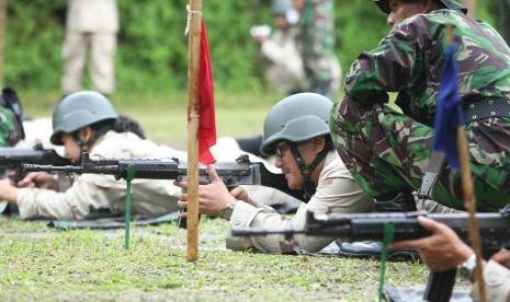 Sejumlah wartawan mengikuti pelatihan bela negara di Kodam IV Diponegoro, Semarang, Jawa Tengah. 