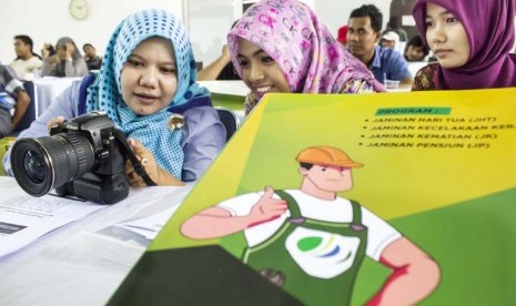 Sejumlah wartawan mengikuti sosialisasi program jaminan sosial ketenagakerjaan di kantor Badan Penyelenggara Jaminan Sosial (BPJS) Ketenagakerjaan Lhokseumawe, Provinsi Aceh, Jumat (21/3). 