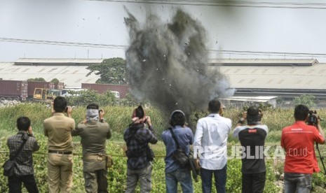 Sejumlah wartawan merekam proses peledakan bom aktif yang ditemukan oleh Tim Densus 88 Anti Teror Polri di lokasi tempat tinggal terduga teroris di Kelurahan Semper Barat, Cilincing, Jakarta Utara, Senin (23/9/2019). 