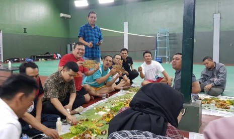 Sejumlah wartawan SIWO PWI Jaya dalam acara makan bersama Menpora Imam Nahrawi di lapangan bulu tangkis Kemenpora, Selasa (17/9).